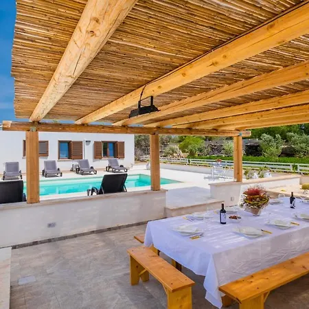 Dependance With Pool سبيكيا